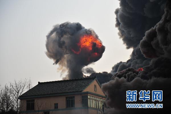 无锡一家化工厂爆炸起火 蘑菇云腾空(图1) 无锡一家化工厂爆炸起火 蘑菇云腾空(图1)