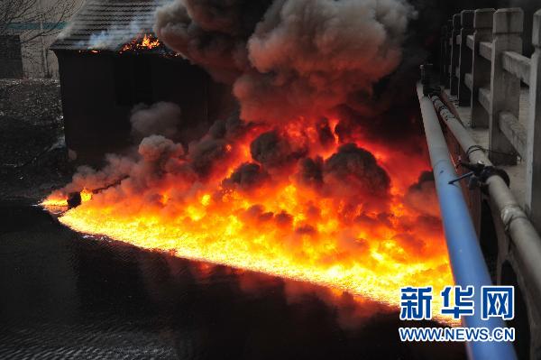 无锡一家化工厂爆炸起火 蘑菇云腾空(图2) 无锡一家化工厂爆炸起火 蘑菇云腾空(图2)