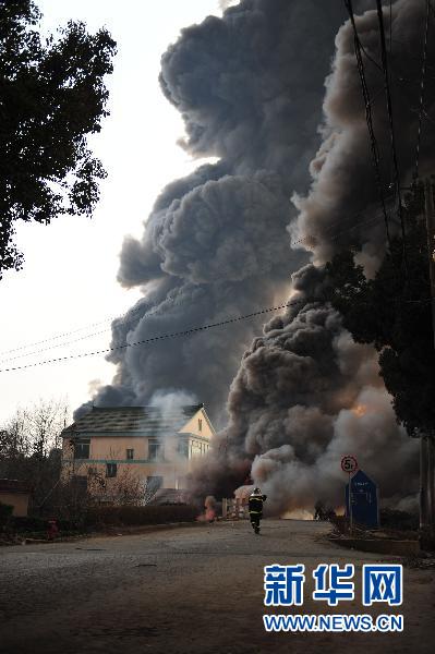 无锡一家化工厂爆炸起火 蘑菇云腾空(图3) 无锡一家化工厂爆炸起火 蘑菇云腾空(图3)
